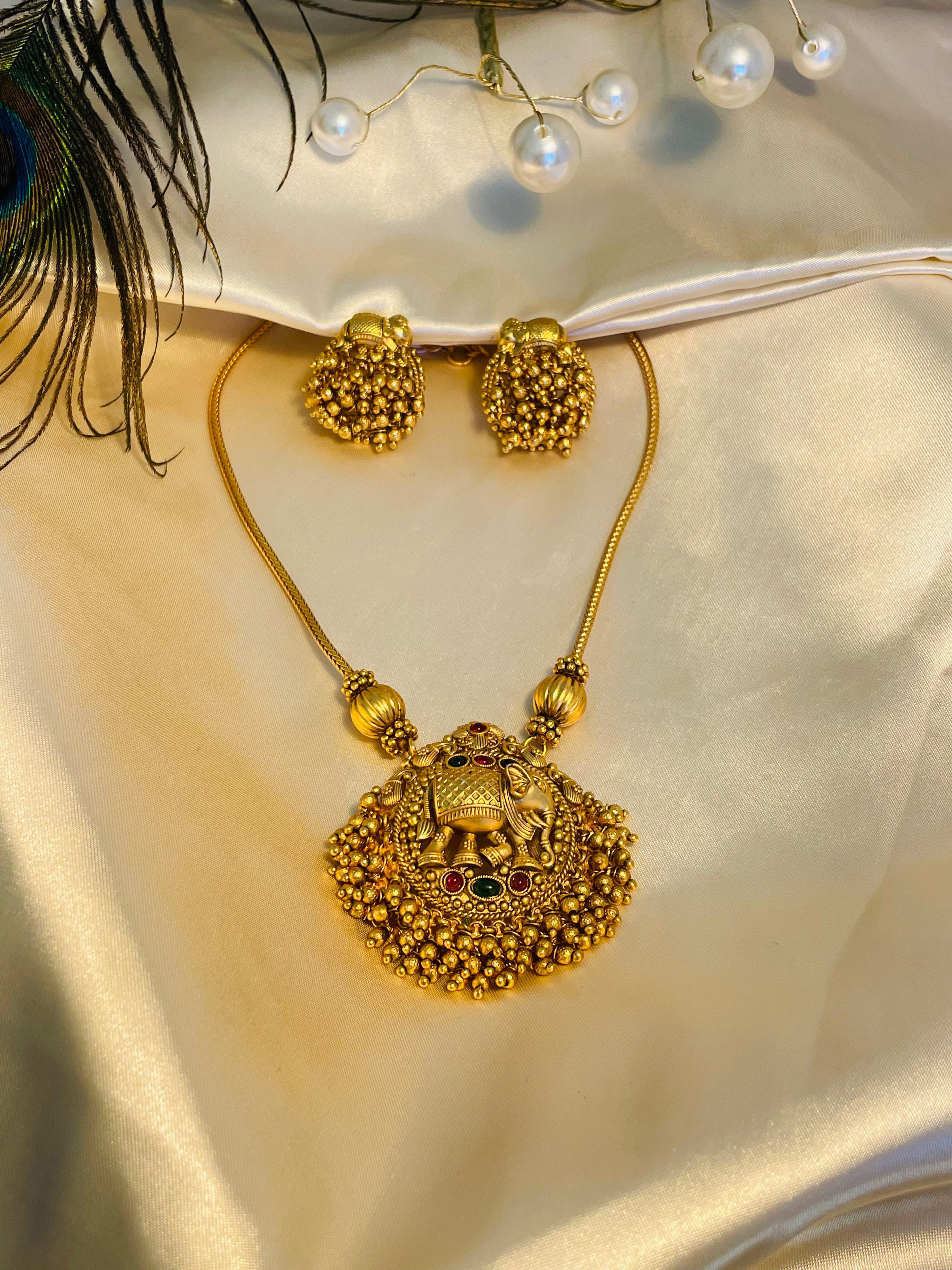 Temple Style - Elephant Round White/Gold Pearl Chain Pendant Set