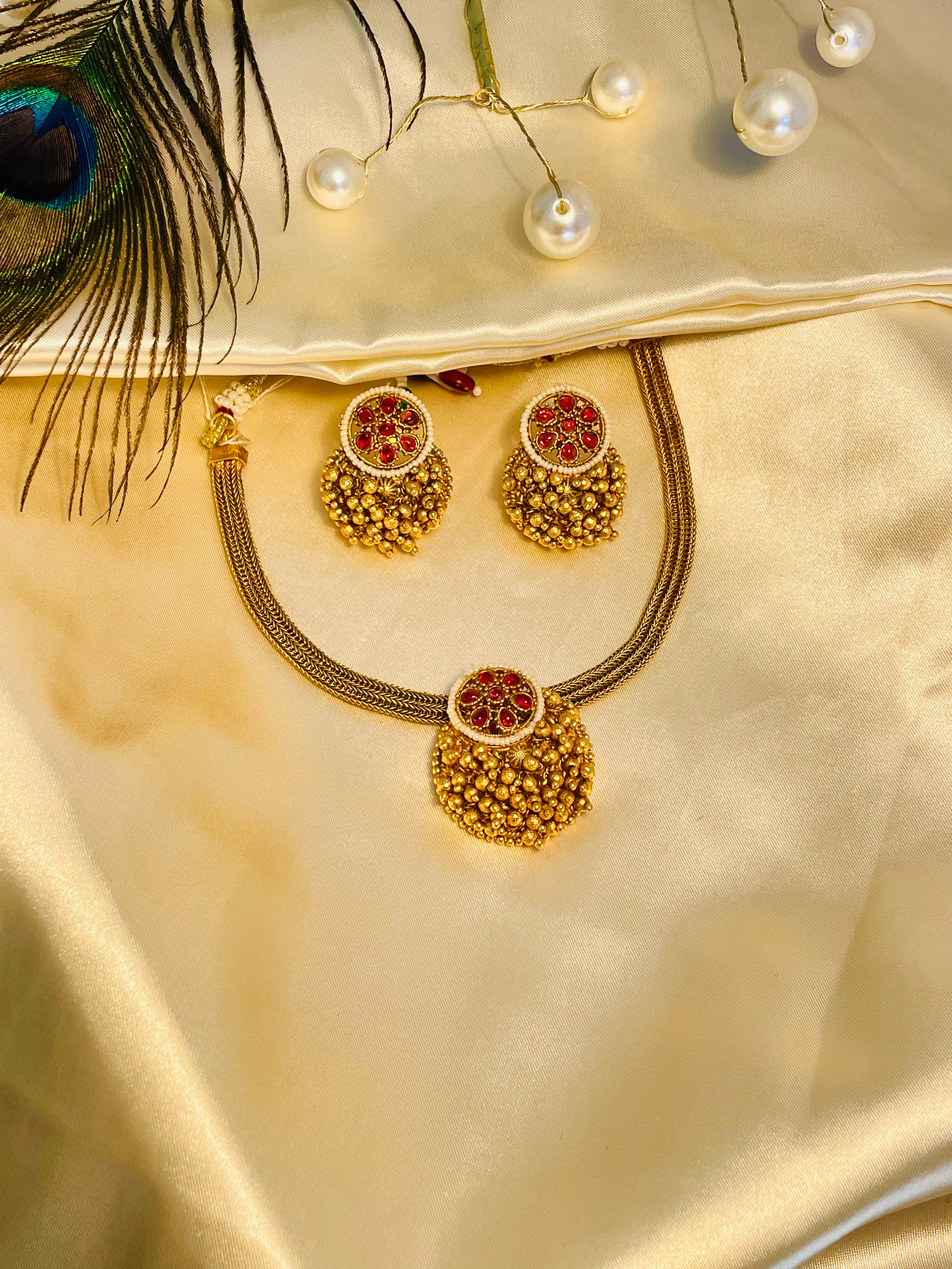 Three Line Round Pendant Neckline Set