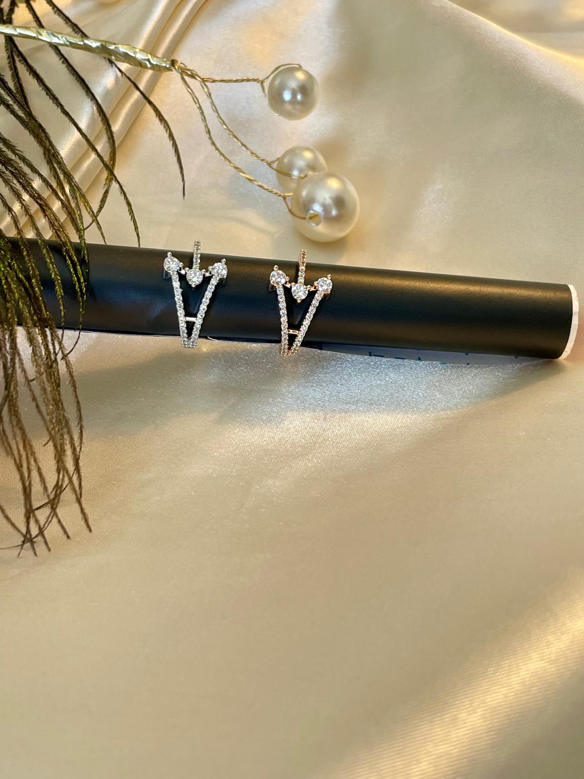 Sparkling Crystal V-Shaped rings